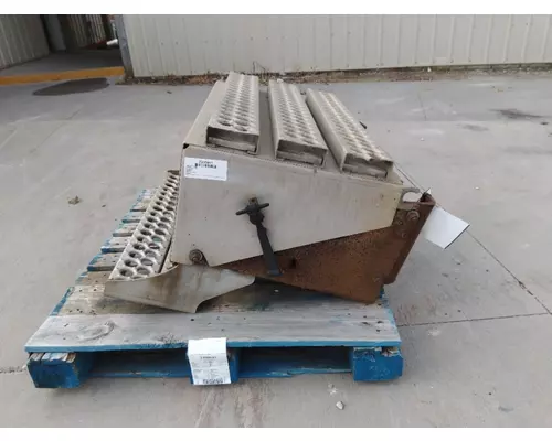 FREIGHTLINER COLUMBIA 120 BATTERY BOX