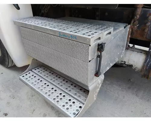 FREIGHTLINER COLUMBIA 120 BATTERY BOX