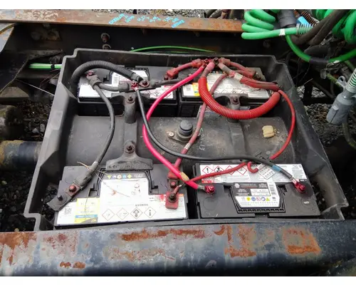 FREIGHTLINER COLUMBIA 120 BATTERY BOX