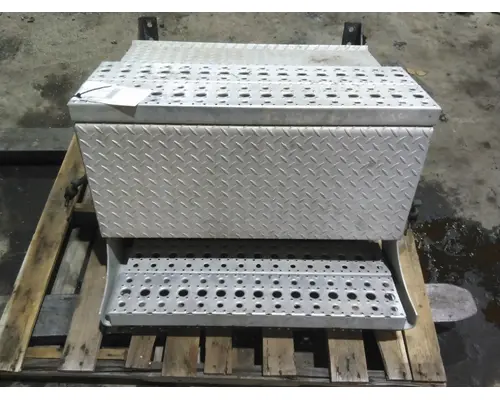 FREIGHTLINER COLUMBIA 120 BATTERY BOX