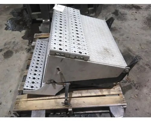 FREIGHTLINER COLUMBIA 120 BATTERY BOX