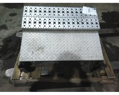 FREIGHTLINER COLUMBIA 120 BATTERY BOX