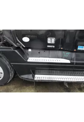 FREIGHTLINER COLUMBIA 120 CAB SKIRT/SIDE FAIRING
