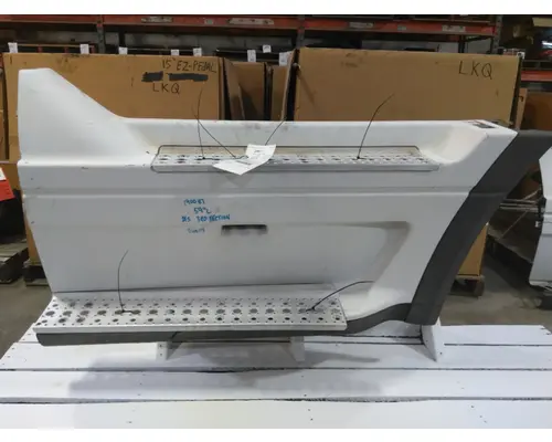 FREIGHTLINER COLUMBIA 120 CAB SKIRTSIDE FAIRING