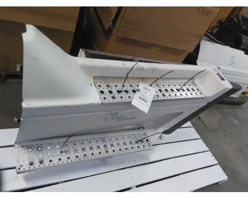 FREIGHTLINER COLUMBIA 120 CAB SKIRTSIDE FAIRING