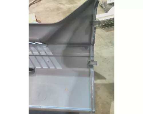 FREIGHTLINER COLUMBIA 120 CAB SKIRTSIDE FAIRING