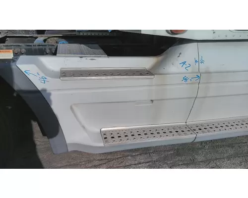 FREIGHTLINER COLUMBIA 120 CAB SKIRTSIDE FAIRING