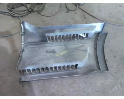 FREIGHTLINER COLUMBIA 120 CAB SKIRTSIDE FAIRING