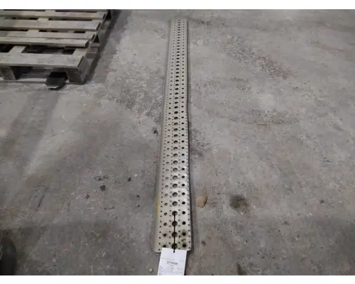 FREIGHTLINER COLUMBIA 120 CAB STEP