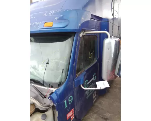 FREIGHTLINER COLUMBIA 120 CAB
