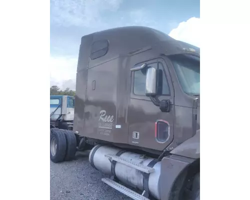 FREIGHTLINER COLUMBIA 120 CAB