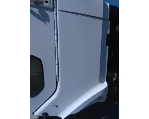 FREIGHTLINER COLUMBIA 120 CAB