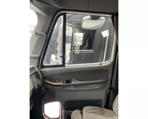 FREIGHTLINER COLUMBIA 120 Cab