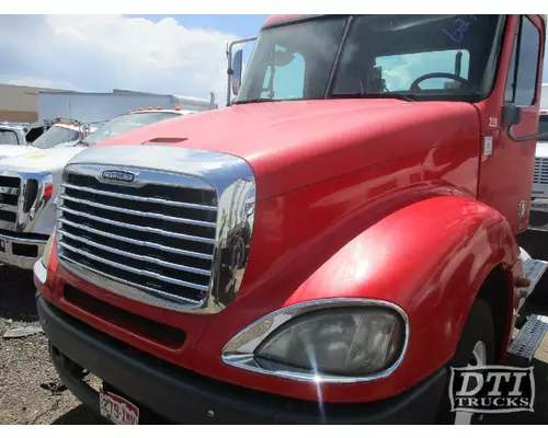 FREIGHTLINER COLUMBIA 120 Cab