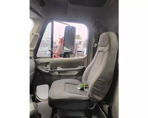 FREIGHTLINER COLUMBIA 120 Cab