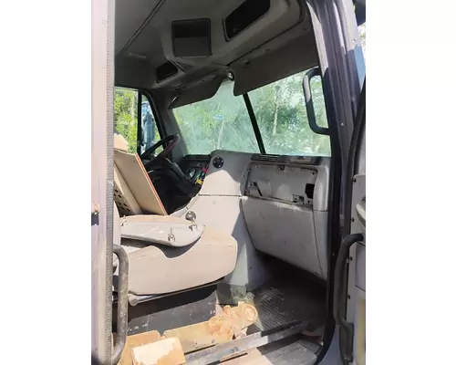 FREIGHTLINER COLUMBIA 120 Cab