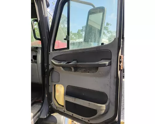 FREIGHTLINER COLUMBIA 120 Cab