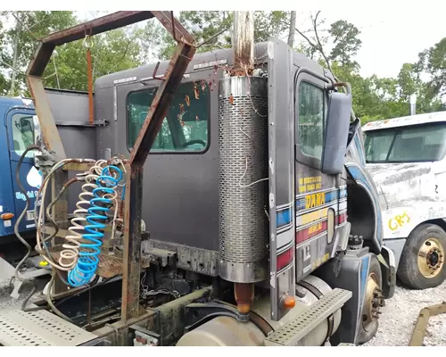 FREIGHTLINER COLUMBIA 120 Cab