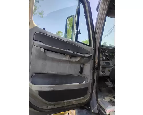 FREIGHTLINER COLUMBIA 120 Cab