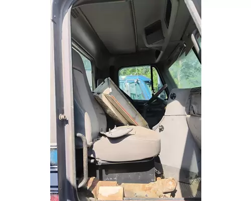 FREIGHTLINER COLUMBIA 120 Cab