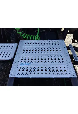 FREIGHTLINER COLUMBIA 120 DECK (CATWALK) STEP