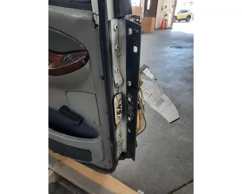 FREIGHTLINER COLUMBIA 120 DOOR ASSEMBLY, FRONT