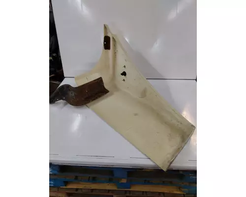 FREIGHTLINER COLUMBIA 120 FENDER EXTENSION