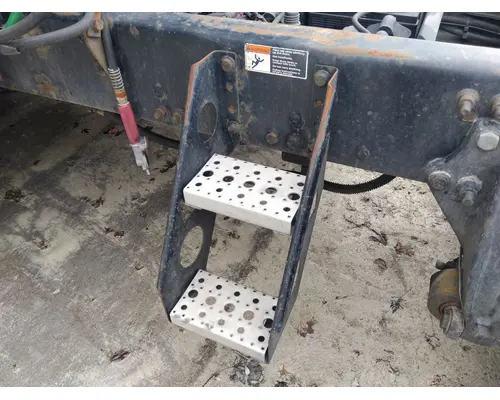 FREIGHTLINER COLUMBIA 120 FRAME STEP