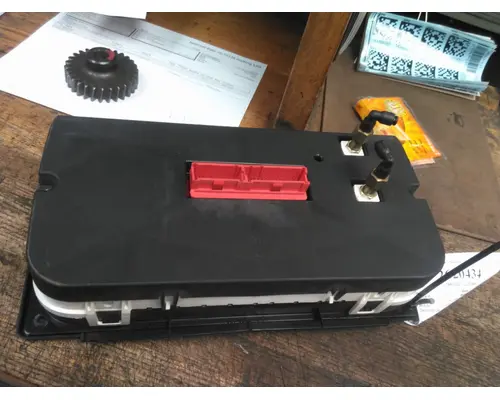 FREIGHTLINER COLUMBIA 120 GAUGE CLUSTER
