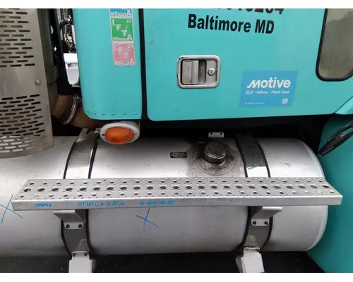 FREIGHTLINER COLUMBIA 120 TANK STEP