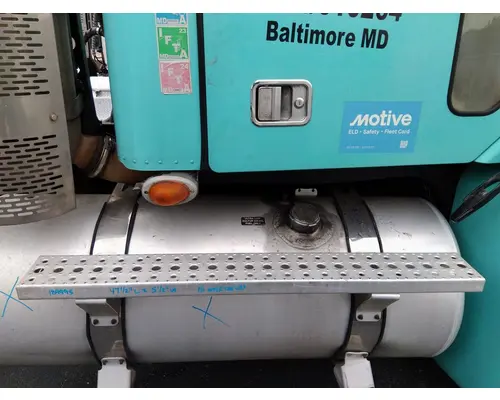 FREIGHTLINER COLUMBIA 120 TANK STEP