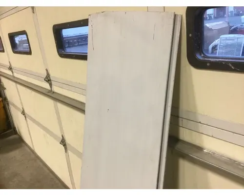 FREIGHTLINER COLUMBIA CAB EXTENDER