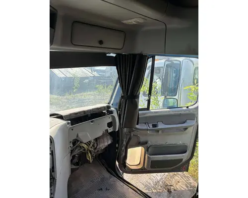 FREIGHTLINER COLUMBIA Cab