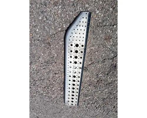 FREIGHTLINER COLUMBIA Step