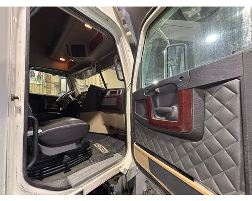 FREIGHTLINER CORONADO 132 Cab