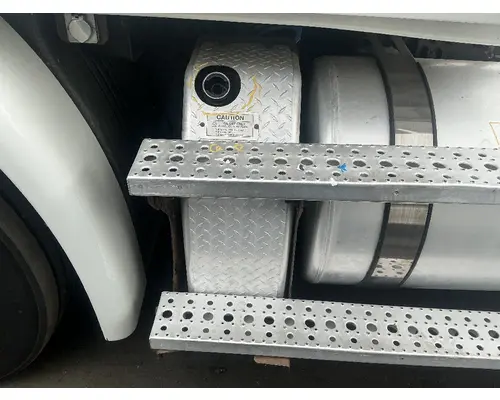 FREIGHTLINER Cascadia 113 DEF Tank
