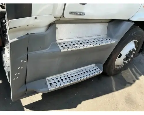 FREIGHTLINER Cascadia 113 Side Fairing
