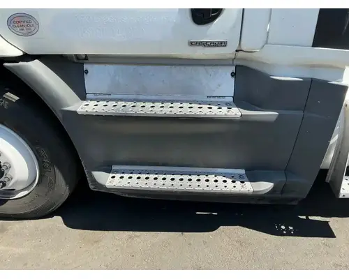 FREIGHTLINER Cascadia 113 Side Fairing