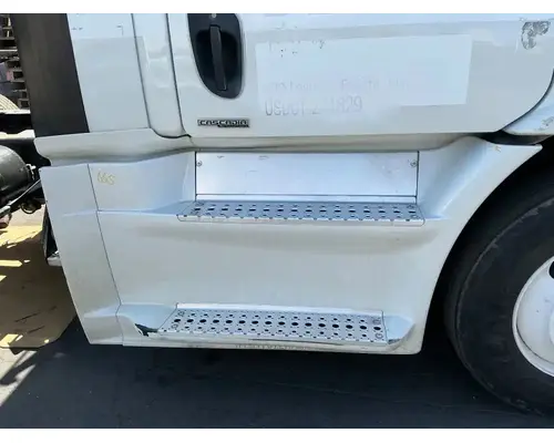 FREIGHTLINER Cascadia 113 Side Fairing