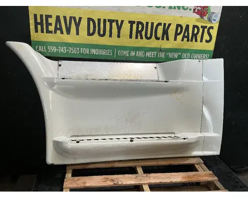 FREIGHTLINER Cascadia 113 Side Fairing