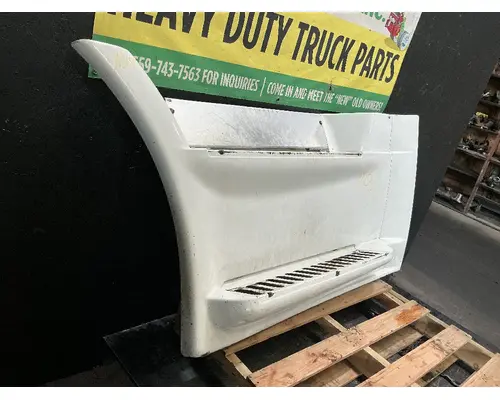 FREIGHTLINER Cascadia 113 Side Fairing
