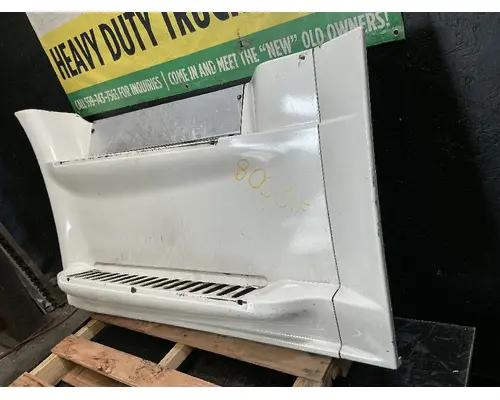 FREIGHTLINER Cascadia 113 Side Fairing