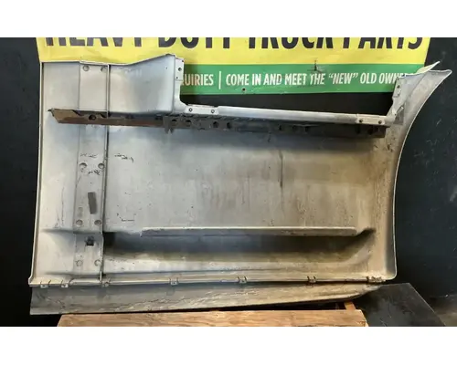 FREIGHTLINER Cascadia 113 Side Fairing