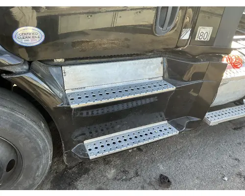 FREIGHTLINER Cascadia 113 Side Fairing