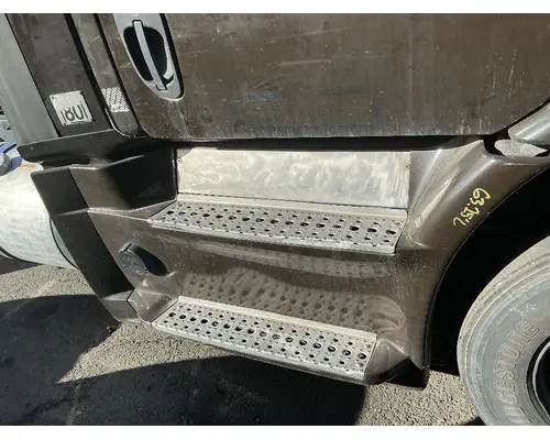 FREIGHTLINER Cascadia 113 Side Fairing