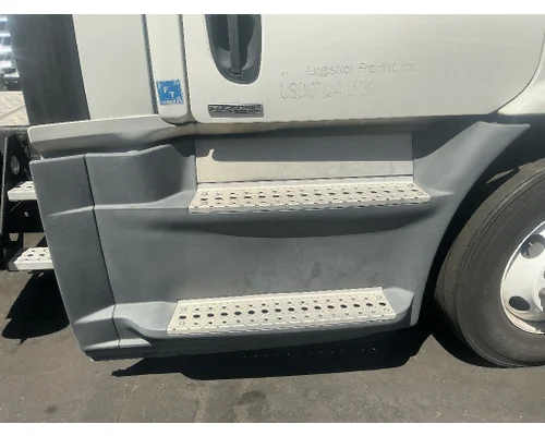 FREIGHTLINER Cascadia 113 Side Fairing