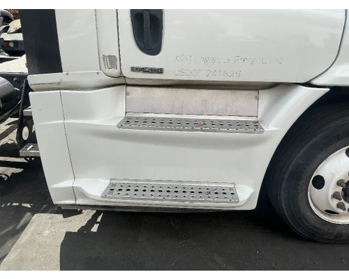 FREIGHTLINER Cascadia 113 Side Fairing