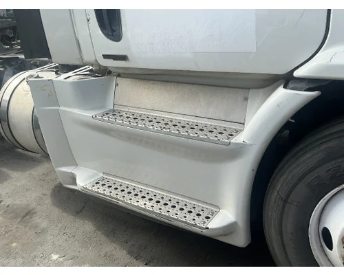 FREIGHTLINER Cascadia 113 Side Fairing