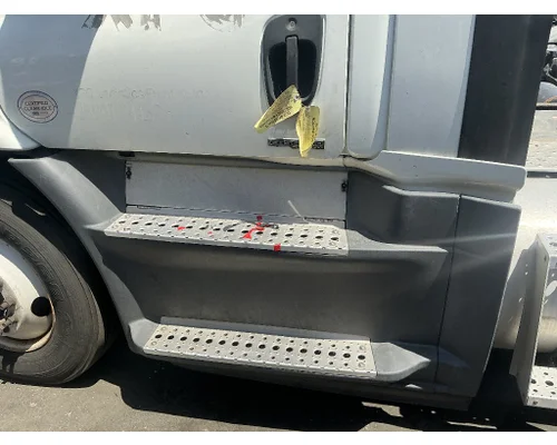 FREIGHTLINER Cascadia 113 Side Fairing