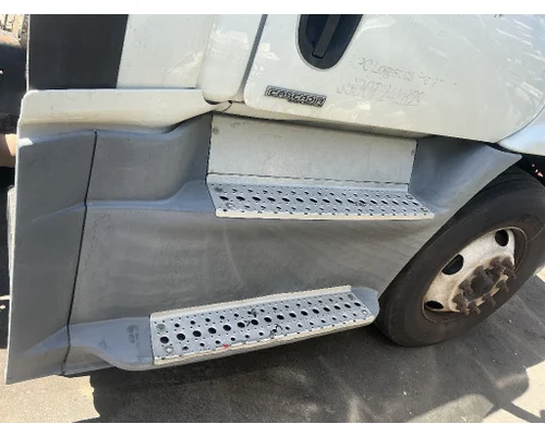 FREIGHTLINER Cascadia 113 Side Fairing